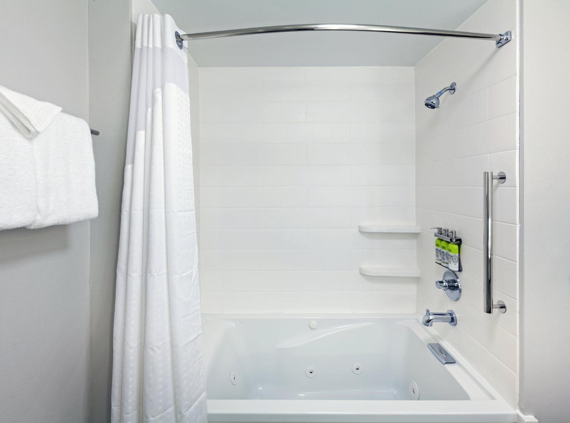 Holiday Inn Express & Suites Tulsa South - Woodland Hills By Ihg Dış mekan fotoğraf